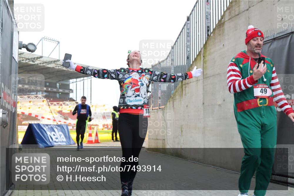 08.12.2024 - St. Pauli X-Mass-Run No. 14 H.Heesch http://msf.ph/oto/7493914 08.12.2024 09:58:49 Ziel 49, 55, 802, 880, 1864, 2984, 3109, 49, 832, 1119, 1864, 2428 meine-sportfotos.de