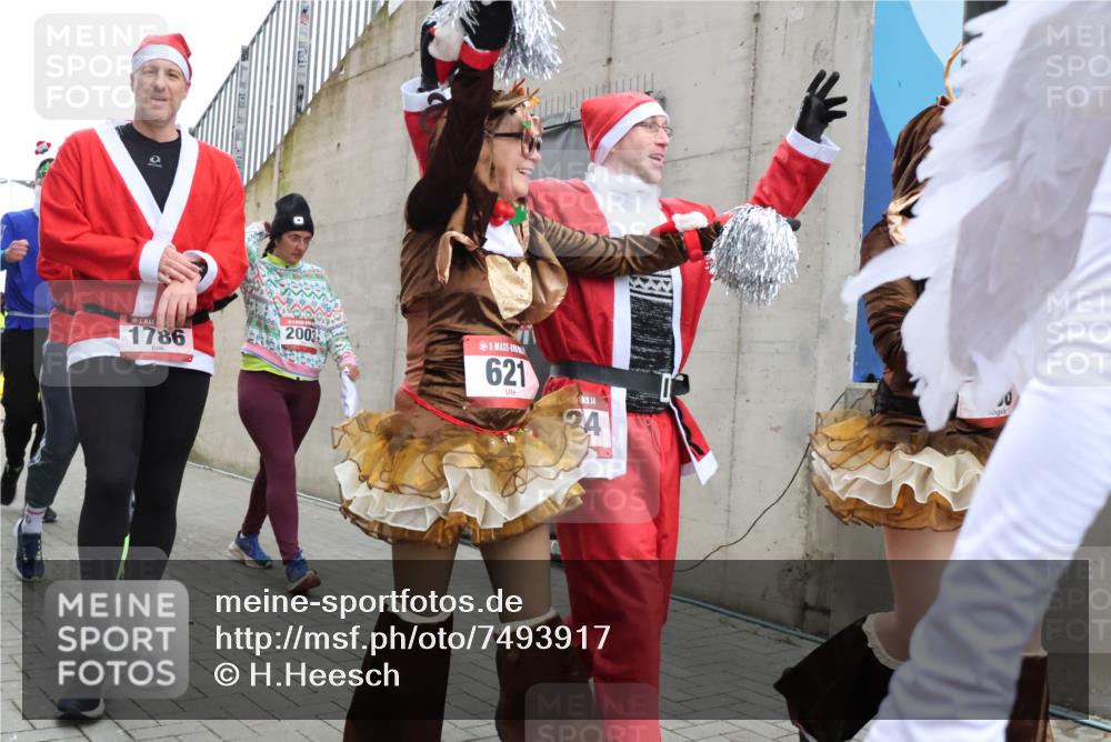 08.12.2024 - St. Pauli X-Mass-Run No. 14 H.Heesch http://msf.ph/oto/7493917 08.12.2024 10:07:01 Ziel 78, 529, 621, 698, 795, 885, 890, 1424, 3257, 3259, 621, 698, 719, 795, 1424, 1786, 2003, 2751, 2755, 3337 meine-sportfotos.de