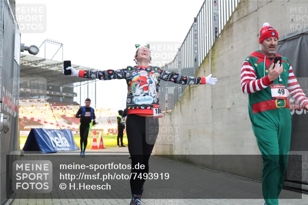 08.12.2024 - St. Pauli X-Mass-Run No. 14 H.Heesch http://msf.ph/oto/7493919 08.12.2024 09:58:49 Ziel 49, 55, 802, 880, 1864, 2984, 3109, 49, 832, 1119, 1864, 2428 meine-sportfotos.de