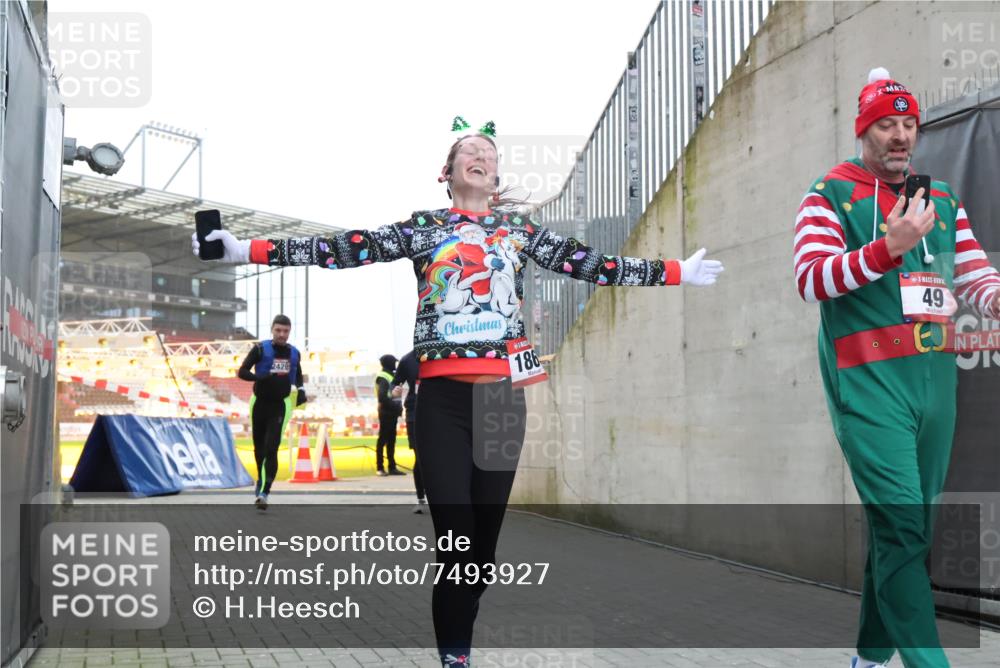 08.12.2024 - St. Pauli X-Mass-Run No. 14 H.Heesch http://msf.ph/oto/7493927 08.12.2024 09:58:49 Ziel 49, 55, 802, 880, 1864, 2984, 3109, 49, 832, 1119, 1864, 2428 meine-sportfotos.de