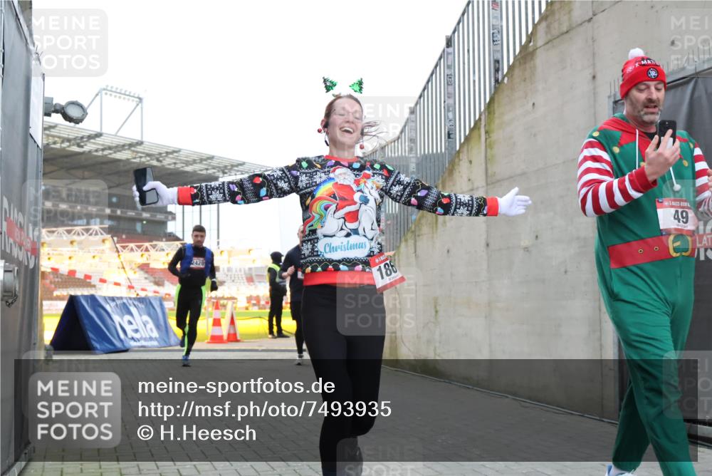 08.12.2024 - St. Pauli X-Mass-Run No. 14 H.Heesch http://msf.ph/oto/7493935 08.12.2024 09:58:49 Ziel 49, 55, 802, 880, 1864, 2984, 3109, 49, 832, 1119, 1864, 2428 meine-sportfotos.de