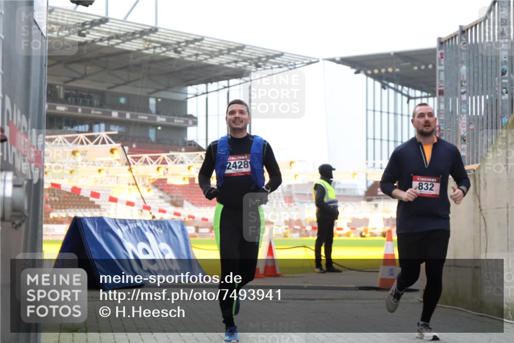 08.12.2024 - St. Pauli X-Mass-Run No. 14 H.Heesch http://msf.ph/oto/7493941 08.12.2024 09:58:50 Ziel 49, 802, 880, 1864, 2428, 2984, 3109, 49, 832, 1105, 1119, 1864, 2428 meine-sportfotos.de