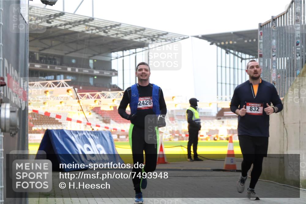 08.12.2024 - St. Pauli X-Mass-Run No. 14 H.Heesch http://msf.ph/oto/7493948 08.12.2024 09:58:50 Ziel 49, 802, 880, 1864, 2428, 2984, 3109, 49, 832, 1105, 1119, 1864, 2428 meine-sportfotos.de