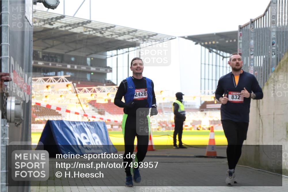 08.12.2024 - St. Pauli X-Mass-Run No. 14 H.Heesch http://msf.ph/oto/7493957 08.12.2024 09:58:50 Ziel 49, 802, 880, 1864, 2428, 2984, 3109, 49, 832, 1105, 1119, 1864, 2428 meine-sportfotos.de