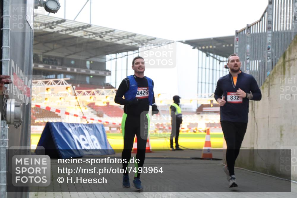 08.12.2024 - St. Pauli X-Mass-Run No. 14 H.Heesch http://msf.ph/oto/7493964 08.12.2024 09:58:50 Ziel 49, 802, 880, 1864, 2428, 2984, 3109, 49, 832, 1105, 1119, 1864, 2428 meine-sportfotos.de