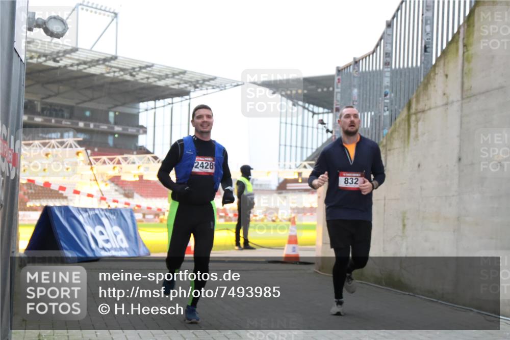 08.12.2024 - St. Pauli X-Mass-Run No. 14 H.Heesch http://msf.ph/oto/7493985 08.12.2024 09:58:50 Ziel 49, 802, 880, 1864, 2428, 2984, 3109, 49, 832, 1105, 1119, 1864, 2428 meine-sportfotos.de