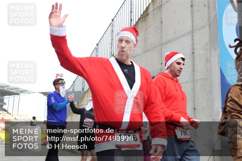08.12.2024 - St. Pauli X-Mass-Run No. 14 H.Heesch http://msf.ph/oto/7493996 08.12.2024 10:07:02 Ziel 529, 621, 698, 795, 885, 890, 1424, 1786, 2751, 3257, 3259, 621, 719, 795, 1424, 1786, 2003, 2751, 2755, 3337 meine-sportfotos.de