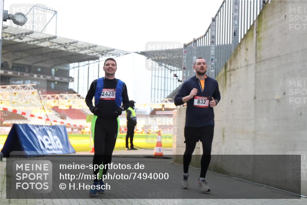08.12.2024 - St. Pauli X-Mass-Run No. 14 H.Heesch http://msf.ph/oto/7494000 08.12.2024 09:58:50 Ziel 49, 802, 880, 1864, 2428, 2984, 3109, 49, 832, 1105, 1119, 1864, 2428 meine-sportfotos.de
