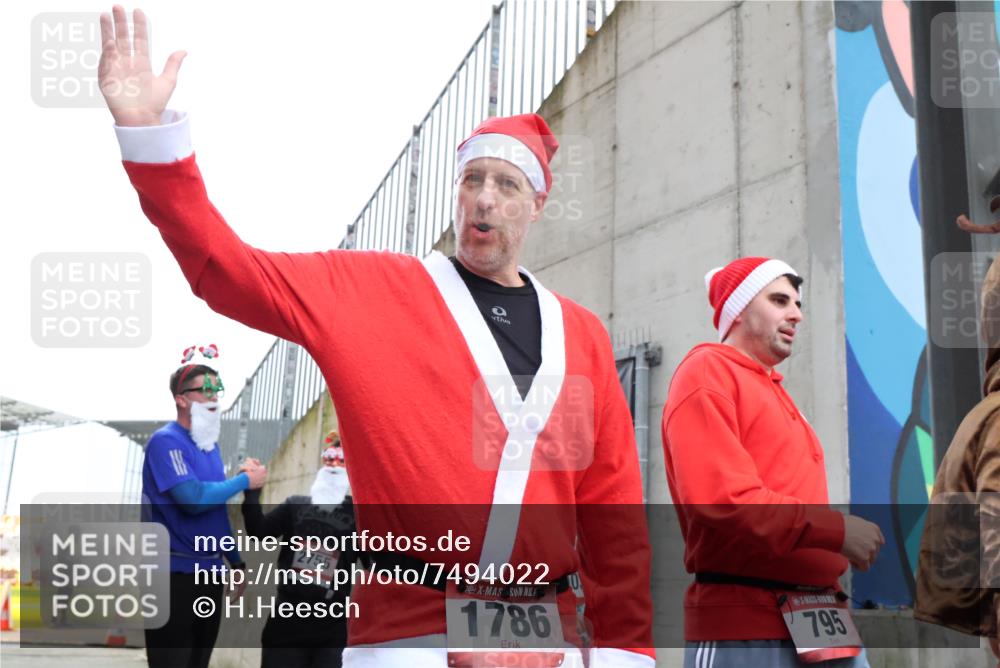 08.12.2024 - St. Pauli X-Mass-Run No. 14 H.Heesch http://msf.ph/oto/7494022 08.12.2024 10:07:03 Ziel 529, 621, 698, 795, 885, 890, 1424, 1786, 2003, 2751, 3257, 3259, 719, 795, 1786, 1940, 2003, 2751, 2755, 3083, 3337, 3343 meine-sportfotos.de