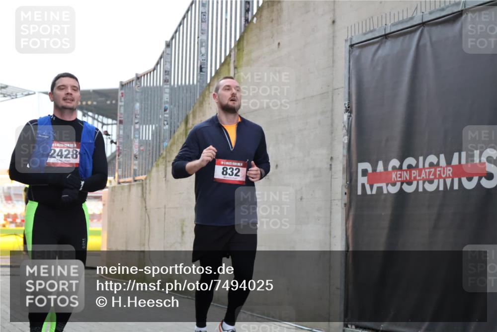 08.12.2024 - St. Pauli X-Mass-Run No. 14 H.Heesch http://msf.ph/oto/7494025 08.12.2024 09:58:51 Ziel 49, 802, 832, 880, 1864, 2428, 2984, 3109, 49, 832, 1105, 1119, 1864, 2428 meine-sportfotos.de