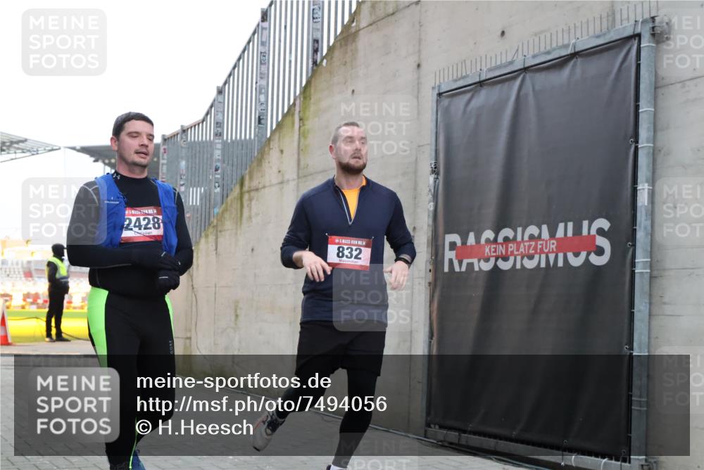 08.12.2024 - St. Pauli X-Mass-Run No. 14 H.Heesch http://msf.ph/oto/7494056 08.12.2024 09:58:51 Ziel 49, 802, 832, 880, 1864, 2428, 2984, 3109, 49, 832, 1105, 1119, 1864, 2428 meine-sportfotos.de