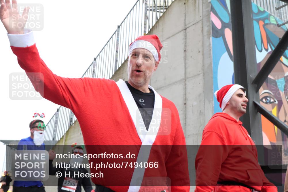 08.12.2024 - St. Pauli X-Mass-Run No. 14 H.Heesch http://msf.ph/oto/7494066 08.12.2024 10:07:03 Ziel 529, 621, 698, 795, 885, 890, 1424, 1786, 2003, 2751, 3257, 3259, 719, 795, 1786, 1940, 2003, 2751, 2755, 3083, 3337, 3343 meine-sportfotos.de