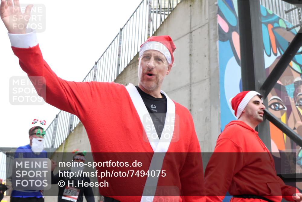 08.12.2024 - St. Pauli X-Mass-Run No. 14 H.Heesch http://msf.ph/oto/7494075 08.12.2024 10:07:03 Ziel 529, 621, 698, 795, 885, 890, 1424, 1786, 2003, 2751, 3257, 3259, 719, 795, 1786, 1940, 2003, 2751, 2755, 3083, 3337, 3343 meine-sportfotos.de