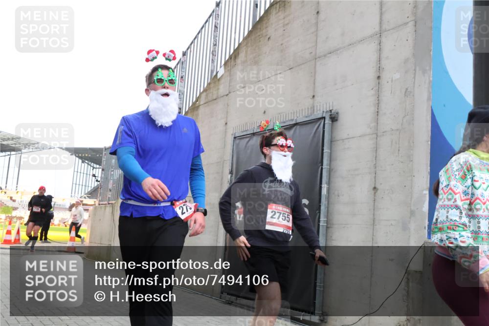 08.12.2024 - St. Pauli X-Mass-Run No. 14 H.Heesch http://msf.ph/oto/7494106 08.12.2024 10:07:04 Ziel 529, 621, 698, 795, 885, 890, 1424, 1786, 2003, 2751, 2755, 3257, 3259, 719, 1786, 1940, 2003, 2751, 2755, 3083, 3337, 3343 meine-sportfotos.de