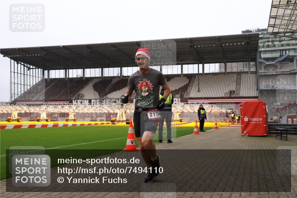 08.12.2024 - St. Pauli X-Mass-Run No. 14 Yannick Fuchs http://msf.ph/oto/7494110 08.12.2024 10:52:58 Ziel 1285 meine-sportfotos.de