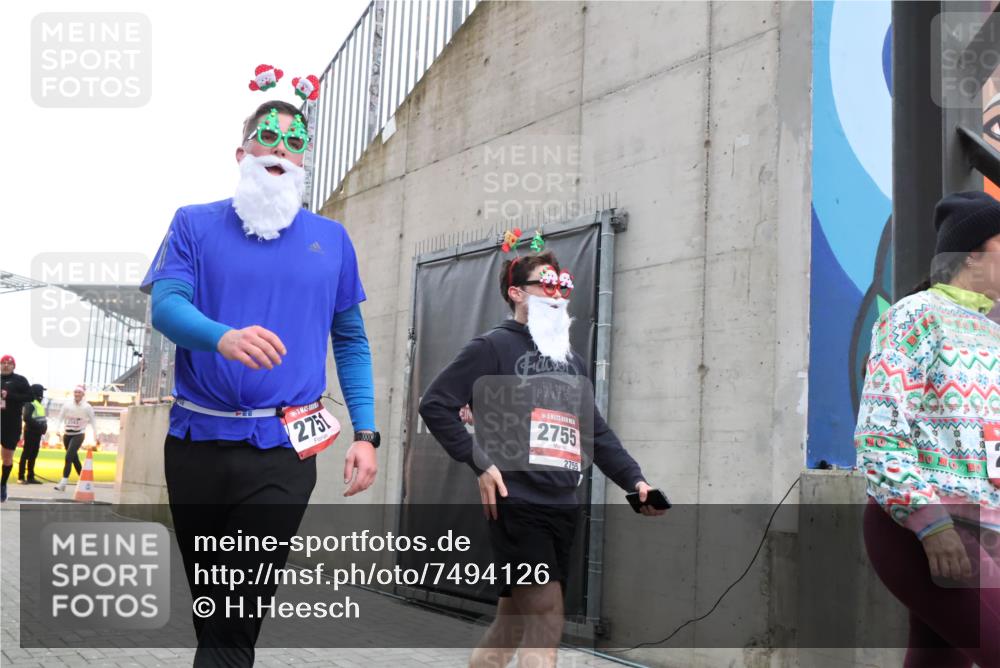 08.12.2024 - St. Pauli X-Mass-Run No. 14 H.Heesch http://msf.ph/oto/7494126 08.12.2024 10:07:05 Ziel 621, 698, 795, 885, 890, 1424, 1786, 2003, 2751, 2755, 3259, 719, 1940, 2003, 2062, 2755, 3083, 3337, 3343 meine-sportfotos.de