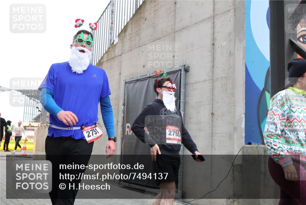 08.12.2024 - St. Pauli X-Mass-Run No. 14 H.Heesch http://msf.ph/oto/7494137 08.12.2024 10:07:05 Ziel 621, 698, 795, 885, 890, 1424, 1786, 2003, 2751, 2755, 3259, 719, 1940, 2003, 2062, 2755, 3083, 3337, 3343 meine-sportfotos.de