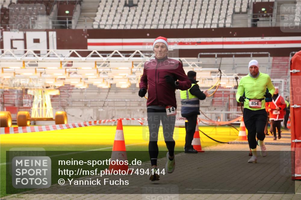 08.12.2024 - St. Pauli X-Mass-Run No. 14 Yannick Fuchs http://msf.ph/oto/7494144 08.12.2024 10:53:27 Ziel 854, 1478, 1492 meine-sportfotos.de