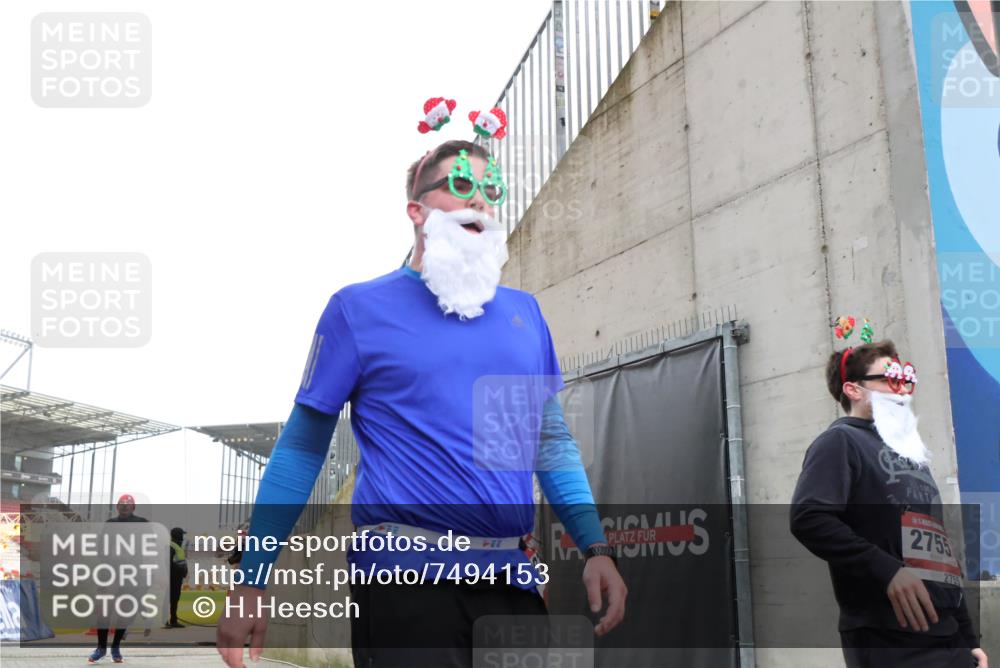 08.12.2024 - St. Pauli X-Mass-Run No. 14 H.Heesch http://msf.ph/oto/7494153 08.12.2024 10:07:05 Ziel 621, 698, 795, 885, 890, 1424, 1786, 2003, 2751, 2755, 3259, 719, 1940, 2003, 2062, 2755, 3083, 3337, 3343 meine-sportfotos.de