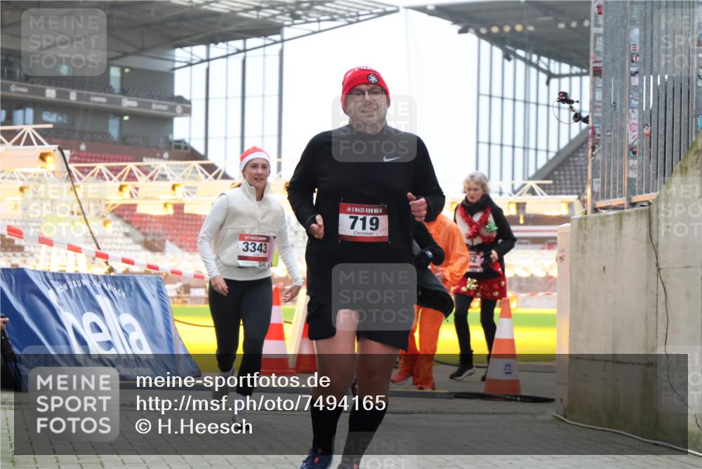 08.12.2024 - St. Pauli X-Mass-Run No. 14 H.Heesch http://msf.ph/oto/7494165 08.12.2024 10:07:07 Ziel 621, 698, 795, 885, 890, 1424, 1786, 2003, 2751, 2755, 3337, 719, 1940, 2062, 2346, 3083, 3337, 3343 meine-sportfotos.de