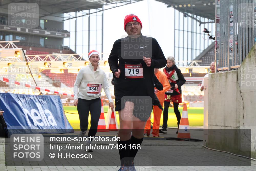 08.12.2024 - St. Pauli X-Mass-Run No. 14 H.Heesch http://msf.ph/oto/7494168 08.12.2024 10:07:07 Ziel 621, 698, 795, 885, 890, 1424, 1786, 2003, 2751, 2755, 3337, 719, 1940, 2062, 2346, 3083, 3337, 3343 meine-sportfotos.de