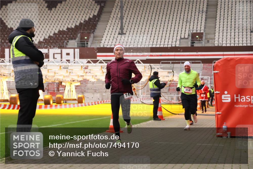 08.12.2024 - St. Pauli X-Mass-Run No. 14 Yannick Fuchs http://msf.ph/oto/7494170 08.12.2024 10:53:28 Ziel 854, 1478, 1492 meine-sportfotos.de