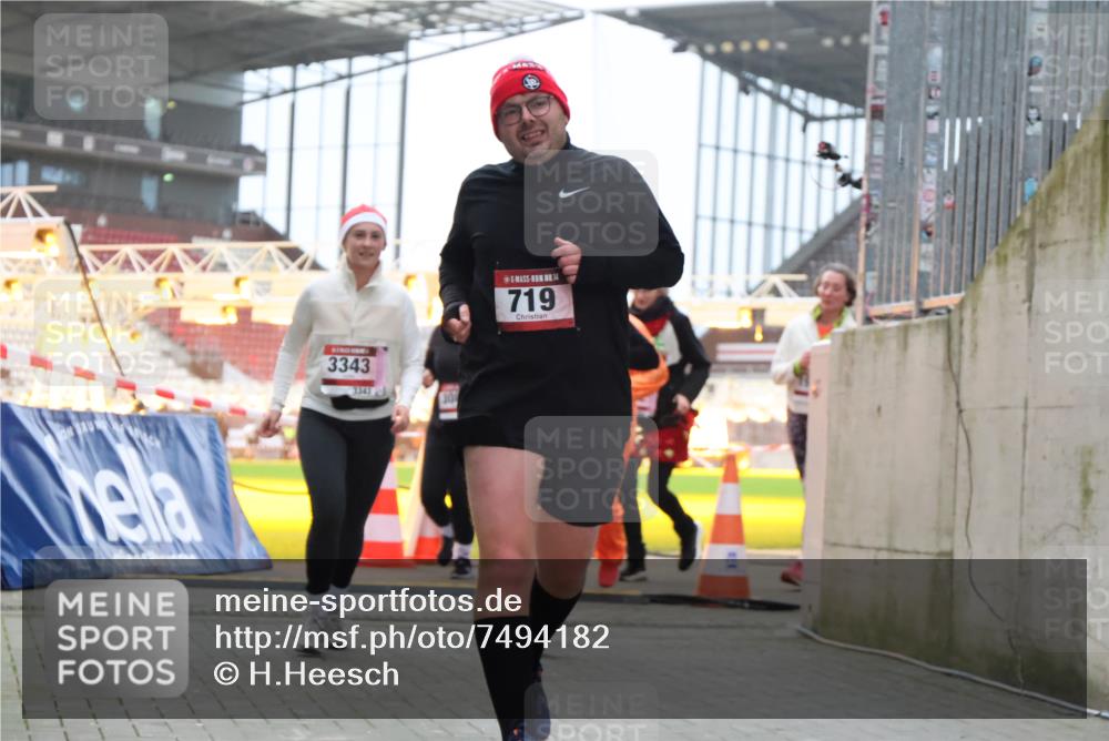 08.12.2024 - St. Pauli X-Mass-Run No. 14 H.Heesch http://msf.ph/oto/7494182 08.12.2024 10:07:07 Ziel 621, 698, 795, 885, 890, 1424, 1786, 2003, 2751, 2755, 3337, 719, 1940, 2062, 2346, 3083, 3337, 3343 meine-sportfotos.de
