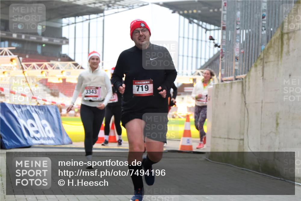 08.12.2024 - St. Pauli X-Mass-Run No. 14 H.Heesch http://msf.ph/oto/7494196 08.12.2024 10:07:07 Ziel 621, 698, 795, 885, 890, 1424, 1786, 2003, 2751, 2755, 3337, 719, 1940, 2062, 2346, 3083, 3337, 3343 meine-sportfotos.de