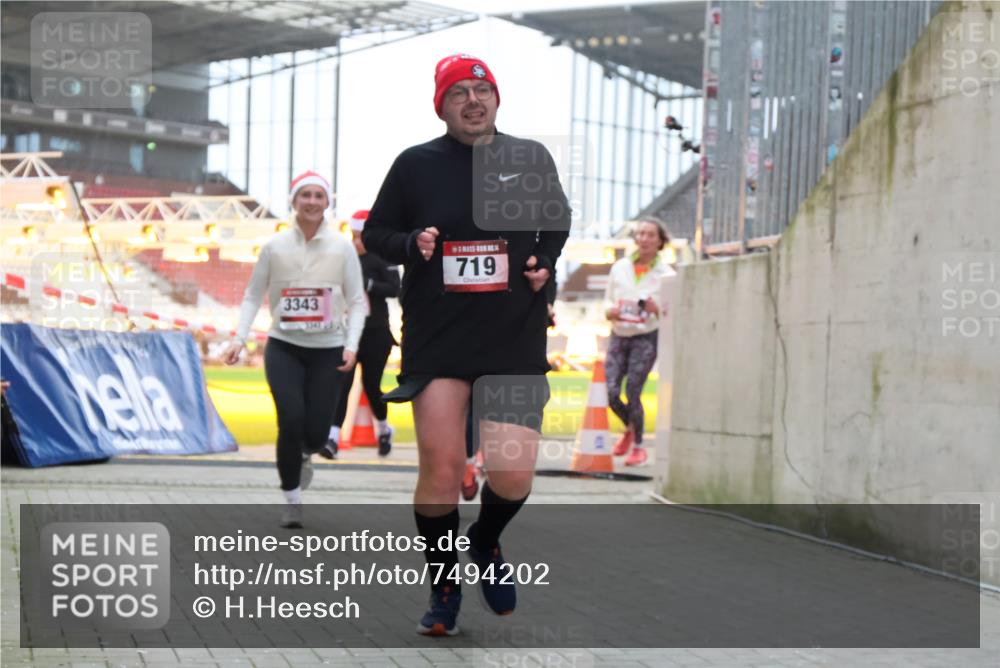 08.12.2024 - St. Pauli X-Mass-Run No. 14 H.Heesch http://msf.ph/oto/7494202 08.12.2024 10:07:07 Ziel 621, 698, 795, 885, 890, 1424, 1786, 2003, 2751, 2755, 3337, 719, 1940, 2062, 2346, 3083, 3337, 3343 meine-sportfotos.de