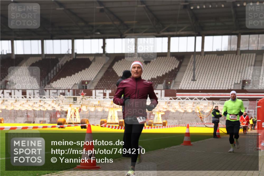 08.12.2024 - St. Pauli X-Mass-Run No. 14 Yannick Fuchs http://msf.ph/oto/7494210 08.12.2024 10:53:29 Ziel 854, 1478, 1492 meine-sportfotos.de