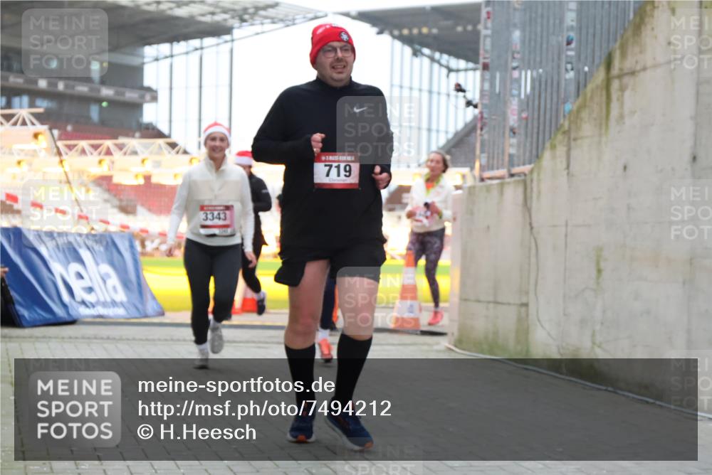 08.12.2024 - St. Pauli X-Mass-Run No. 14 H.Heesch http://msf.ph/oto/7494212 08.12.2024 10:07:07 Ziel 621, 698, 795, 885, 890, 1424, 1786, 2003, 2751, 2755, 3337, 719, 1940, 2062, 2346, 3083, 3337, 3343 meine-sportfotos.de