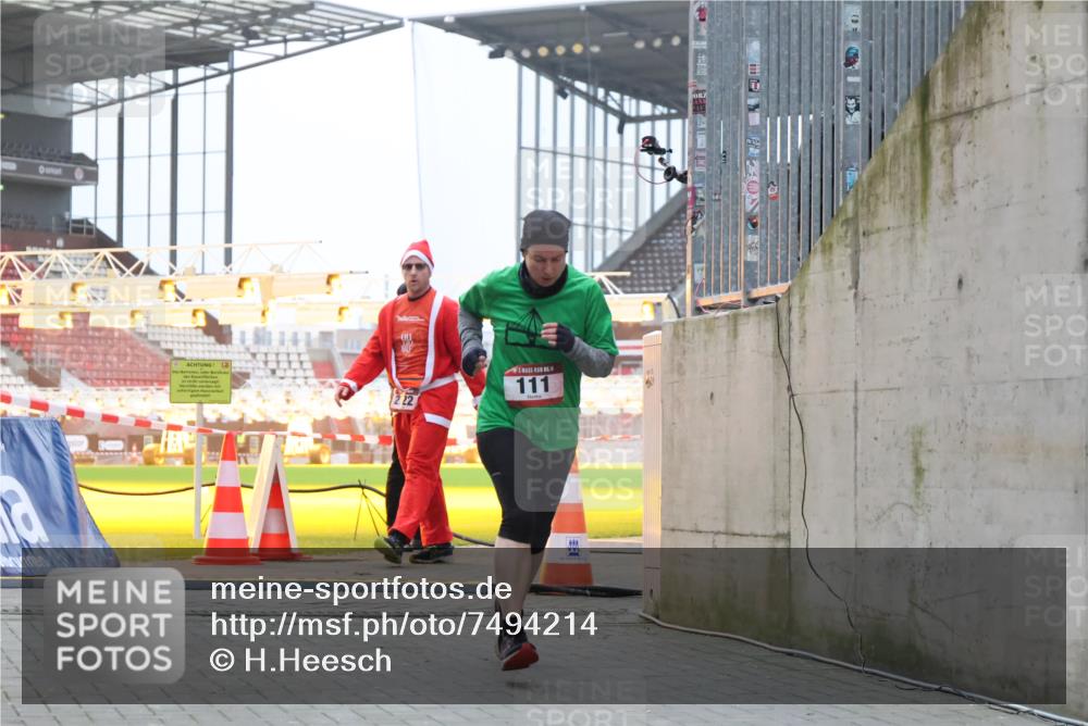 08.12.2024 - St. Pauli X-Mass-Run No. 14 H.Heesch http://msf.ph/oto/7494214 08.12.2024 09:58:59 Ziel 49, 832, 1105, 1119, 1864, 2428, 2984, 111, 488, 1105, 1119, 2722 meine-sportfotos.de