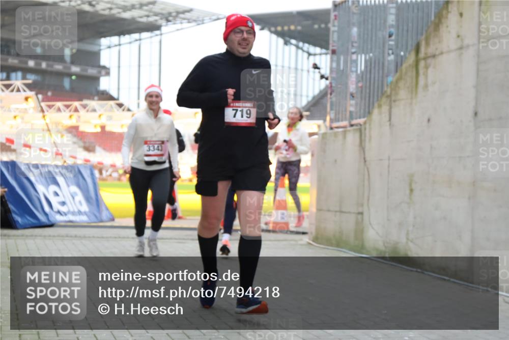 08.12.2024 - St. Pauli X-Mass-Run No. 14 H.Heesch http://msf.ph/oto/7494218 08.12.2024 10:07:07 Ziel 621, 698, 795, 885, 890, 1424, 1786, 2003, 2751, 2755, 3337, 719, 1940, 2062, 2346, 3083, 3337, 3343 meine-sportfotos.de