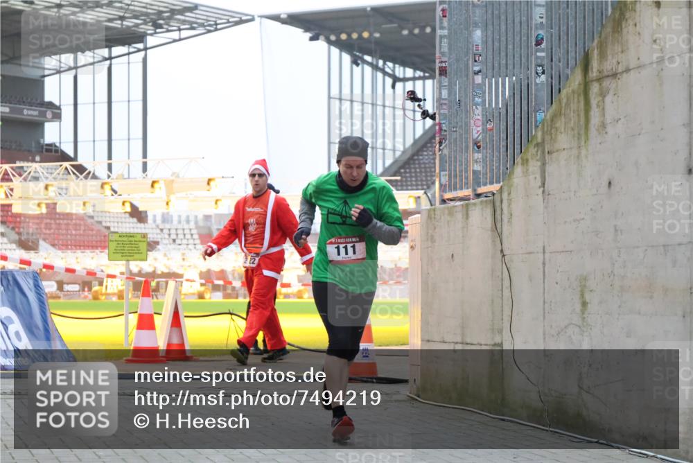08.12.2024 - St. Pauli X-Mass-Run No. 14 H.Heesch http://msf.ph/oto/7494219 08.12.2024 09:58:59 Ziel 49, 832, 1105, 1119, 1864, 2428, 2984, 111, 488, 1105, 1119, 2722 meine-sportfotos.de