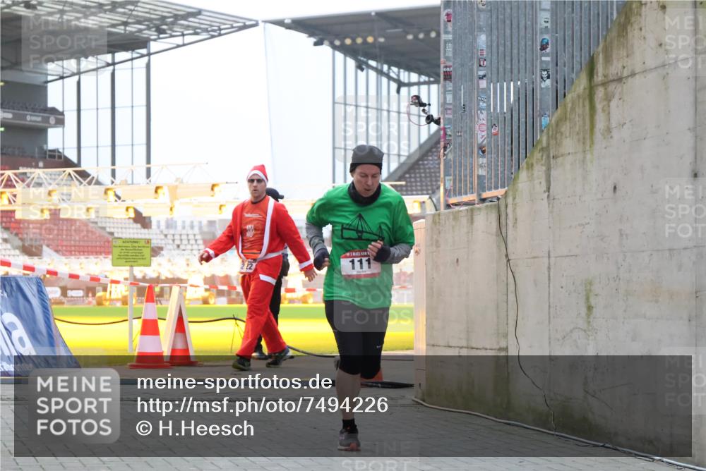 08.12.2024 - St. Pauli X-Mass-Run No. 14 H.Heesch http://msf.ph/oto/7494226 08.12.2024 09:58:59 Ziel 49, 832, 1105, 1119, 1864, 2428, 2984, 111, 488, 1105, 1119, 2722 meine-sportfotos.de
