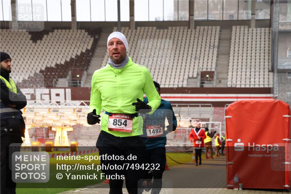 08.12.2024 - St. Pauli X-Mass-Run No. 14 Yannick Fuchs http://msf.ph/oto/7494232 08.12.2024 10:53:31 Ziel 854, 1478, 1492 meine-sportfotos.de