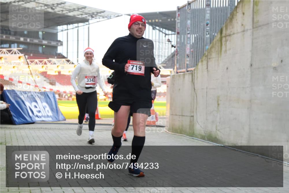 08.12.2024 - St. Pauli X-Mass-Run No. 14 H.Heesch http://msf.ph/oto/7494233 08.12.2024 10:07:07 Ziel 621, 698, 795, 885, 890, 1424, 1786, 2003, 2751, 2755, 3337, 719, 1940, 2062, 2346, 3083, 3337, 3343 meine-sportfotos.de