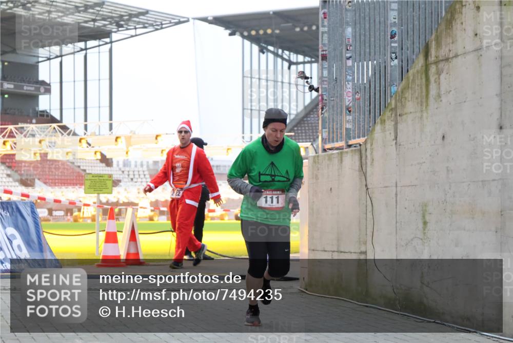08.12.2024 - St. Pauli X-Mass-Run No. 14 H.Heesch http://msf.ph/oto/7494235 08.12.2024 09:58:59 Ziel 49, 832, 1105, 1119, 1864, 2428, 2984, 111, 488, 1105, 1119, 2722 meine-sportfotos.de