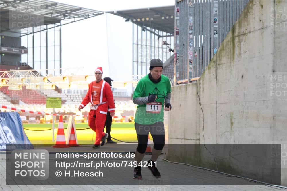 08.12.2024 - St. Pauli X-Mass-Run No. 14 H.Heesch http://msf.ph/oto/7494241 08.12.2024 09:58:59 Ziel 49, 832, 1105, 1119, 1864, 2428, 2984, 111, 488, 1105, 1119, 2722 meine-sportfotos.de