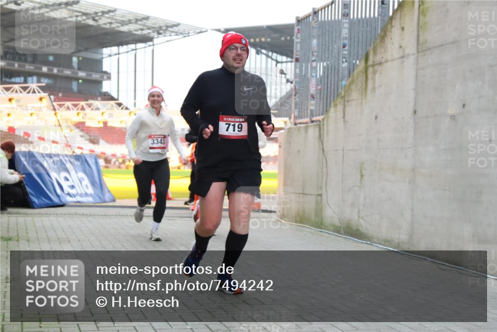 08.12.2024 - St. Pauli X-Mass-Run No. 14 H.Heesch http://msf.ph/oto/7494242 08.12.2024 10:07:08 Ziel 621, 698, 719, 795, 885, 890, 1424, 1786, 2003, 2751, 2755, 3337, 151, 719, 1940, 2062, 2212, 2346, 3083, 3337, 3343 meine-sportfotos.de