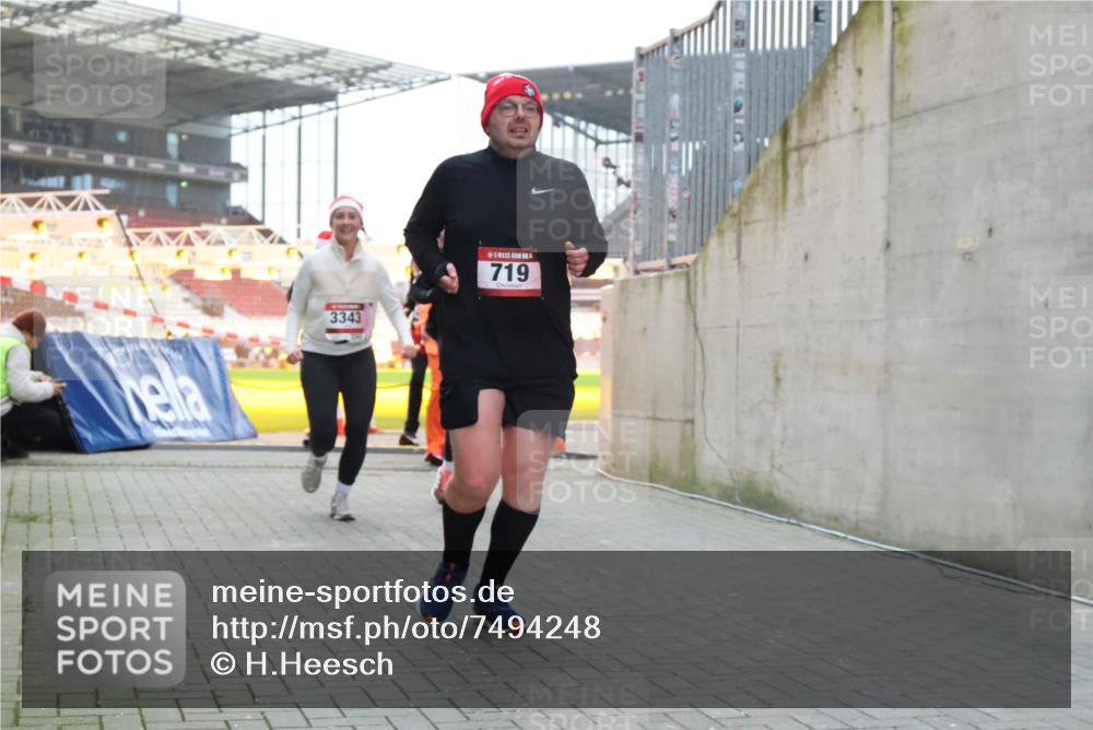 08.12.2024 - St. Pauli X-Mass-Run No. 14 H.Heesch http://msf.ph/oto/7494248 08.12.2024 10:07:08 Ziel 621, 698, 719, 795, 885, 890, 1424, 1786, 2003, 2751, 2755, 3337, 151, 719, 1940, 2062, 2212, 2346, 3083, 3337, 3343 meine-sportfotos.de