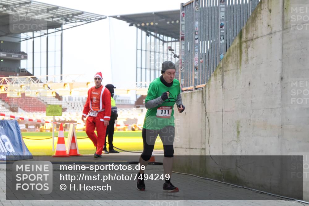 08.12.2024 - St. Pauli X-Mass-Run No. 14 H.Heesch http://msf.ph/oto/7494249 08.12.2024 09:58:59 Ziel 49, 832, 1105, 1119, 1864, 2428, 2984, 111, 488, 1105, 1119, 2722 meine-sportfotos.de