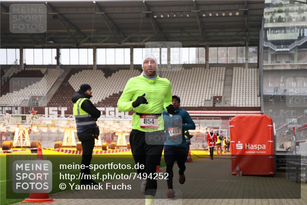 08.12.2024 - St. Pauli X-Mass-Run No. 14 Yannick Fuchs http://msf.ph/oto/7494252 08.12.2024 10:53:32 Ziel 854, 1478, 1492 meine-sportfotos.de