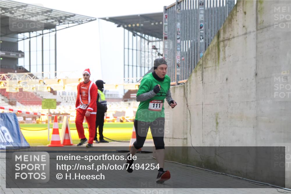 08.12.2024 - St. Pauli X-Mass-Run No. 14 H.Heesch http://msf.ph/oto/7494254 08.12.2024 09:58:59 Ziel 49, 832, 1105, 1119, 1864, 2428, 2984, 111, 488, 1105, 1119, 2722 meine-sportfotos.de