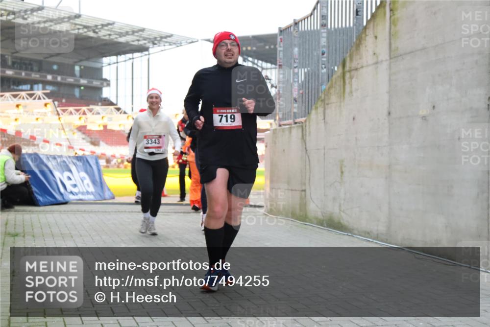 08.12.2024 - St. Pauli X-Mass-Run No. 14 H.Heesch http://msf.ph/oto/7494255 08.12.2024 10:07:08 Ziel 621, 698, 719, 795, 885, 890, 1424, 1786, 2003, 2751, 2755, 3337, 151, 719, 1940, 2062, 2212, 2346, 3083, 3337, 3343 meine-sportfotos.de