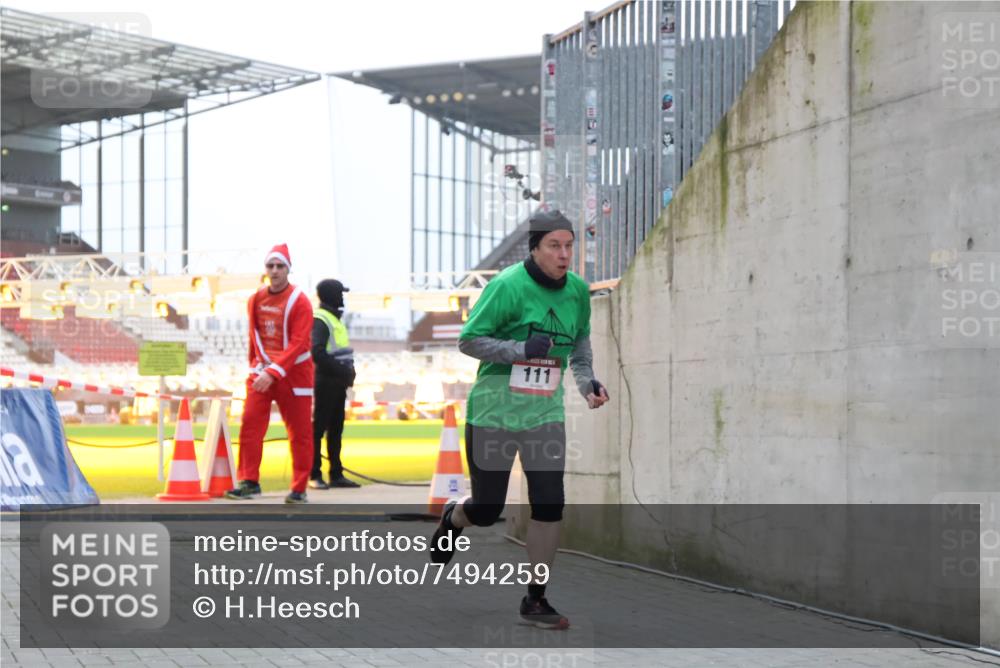 08.12.2024 - St. Pauli X-Mass-Run No. 14 H.Heesch http://msf.ph/oto/7494259 08.12.2024 09:58:59 Ziel 49, 832, 1105, 1119, 1864, 2428, 2984, 111, 488, 1105, 1119, 2722 meine-sportfotos.de
