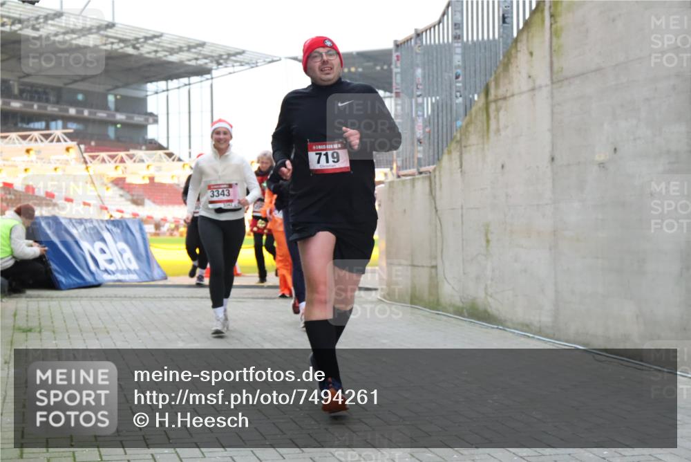 08.12.2024 - St. Pauli X-Mass-Run No. 14 H.Heesch http://msf.ph/oto/7494261 08.12.2024 10:07:08 Ziel 621, 698, 719, 795, 885, 890, 1424, 1786, 2003, 2751, 2755, 3337, 151, 719, 1940, 2062, 2212, 2346, 3083, 3337, 3343 meine-sportfotos.de