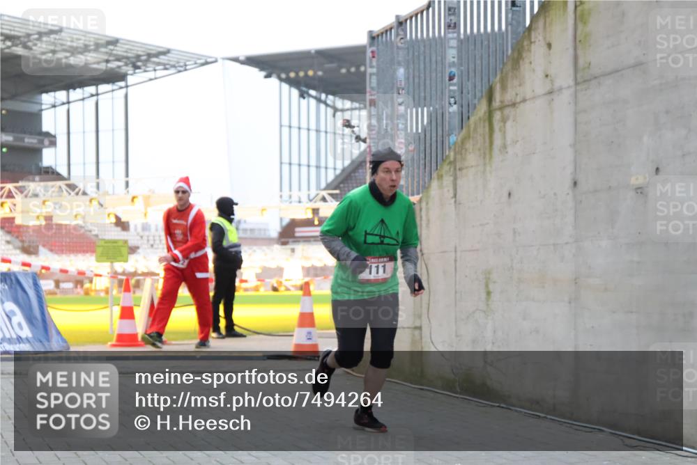 08.12.2024 - St. Pauli X-Mass-Run No. 14 H.Heesch http://msf.ph/oto/7494264 08.12.2024 09:58:59 Ziel 49, 832, 1105, 1119, 1864, 2428, 2984, 111, 488, 1105, 1119, 2722 meine-sportfotos.de