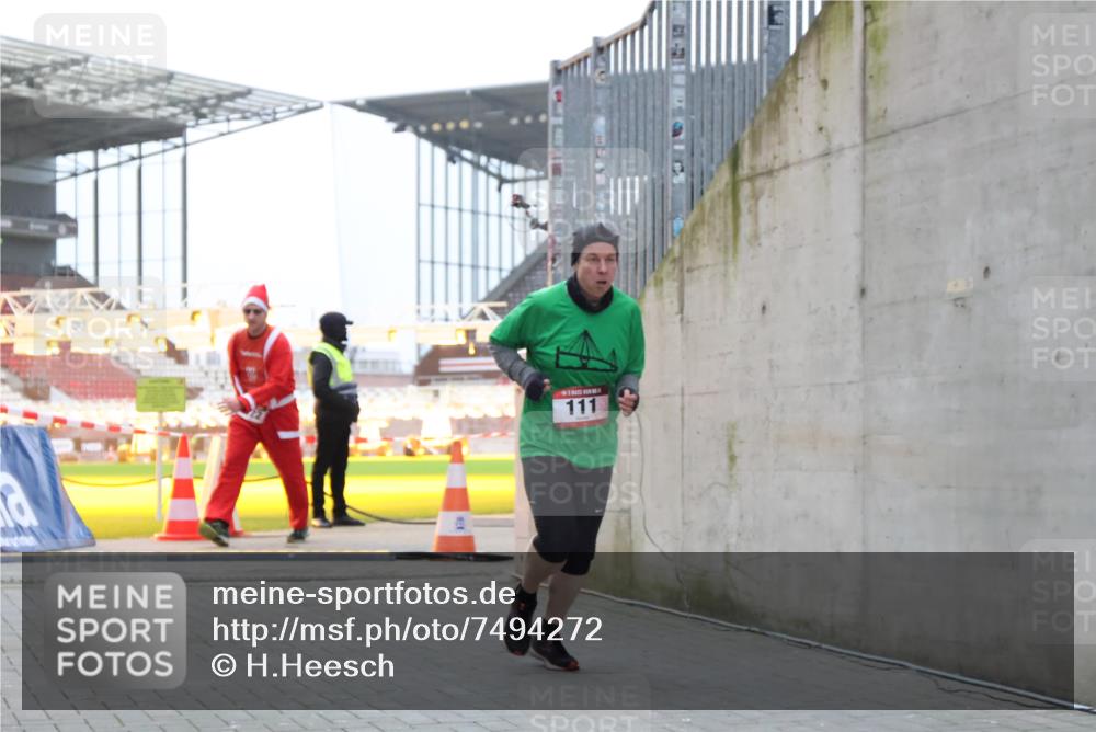 08.12.2024 - St. Pauli X-Mass-Run No. 14 H.Heesch http://msf.ph/oto/7494272 08.12.2024 09:58:59 Ziel 49, 832, 1105, 1119, 1864, 2428, 2984, 111, 488, 1105, 1119, 2722 meine-sportfotos.de