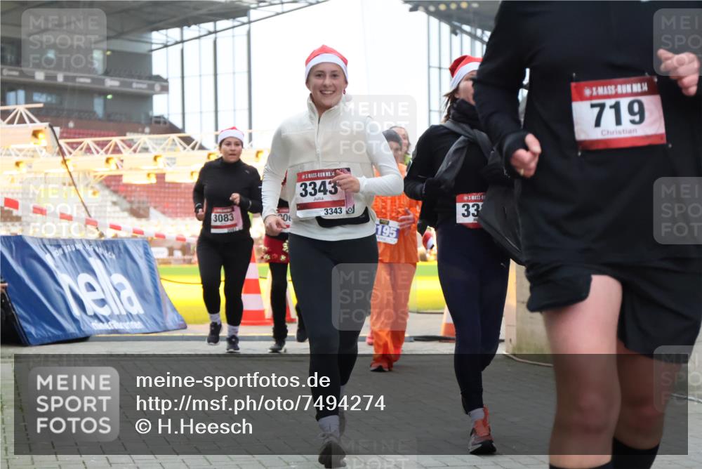 08.12.2024 - St. Pauli X-Mass-Run No. 14 H.Heesch http://msf.ph/oto/7494274 08.12.2024 10:07:09 Ziel 621, 698, 719, 795, 885, 890, 1424, 1786, 2003, 2751, 2755, 3337, 151, 719, 1940, 2062, 2212, 2346, 3083, 3337, 3343 meine-sportfotos.de